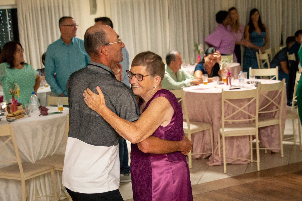 dança em aniversário de 80 anos