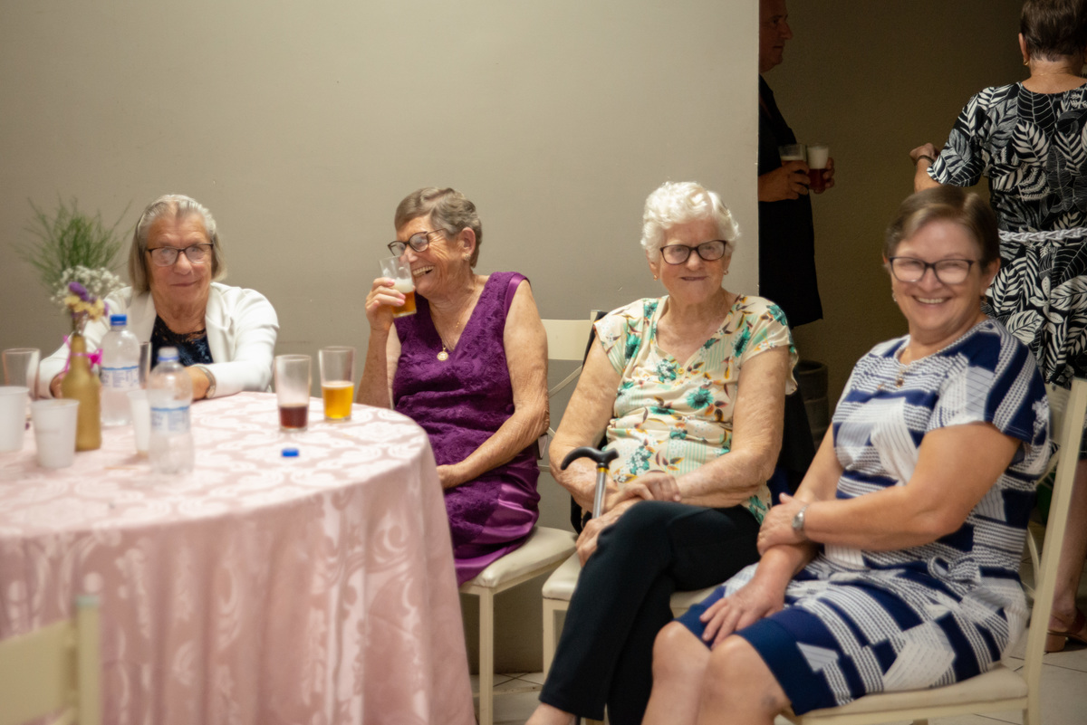 idosas tomando chopp em festa de aniversário de 80 anos na associação dos funcionários da JBS em Montenegro - RS