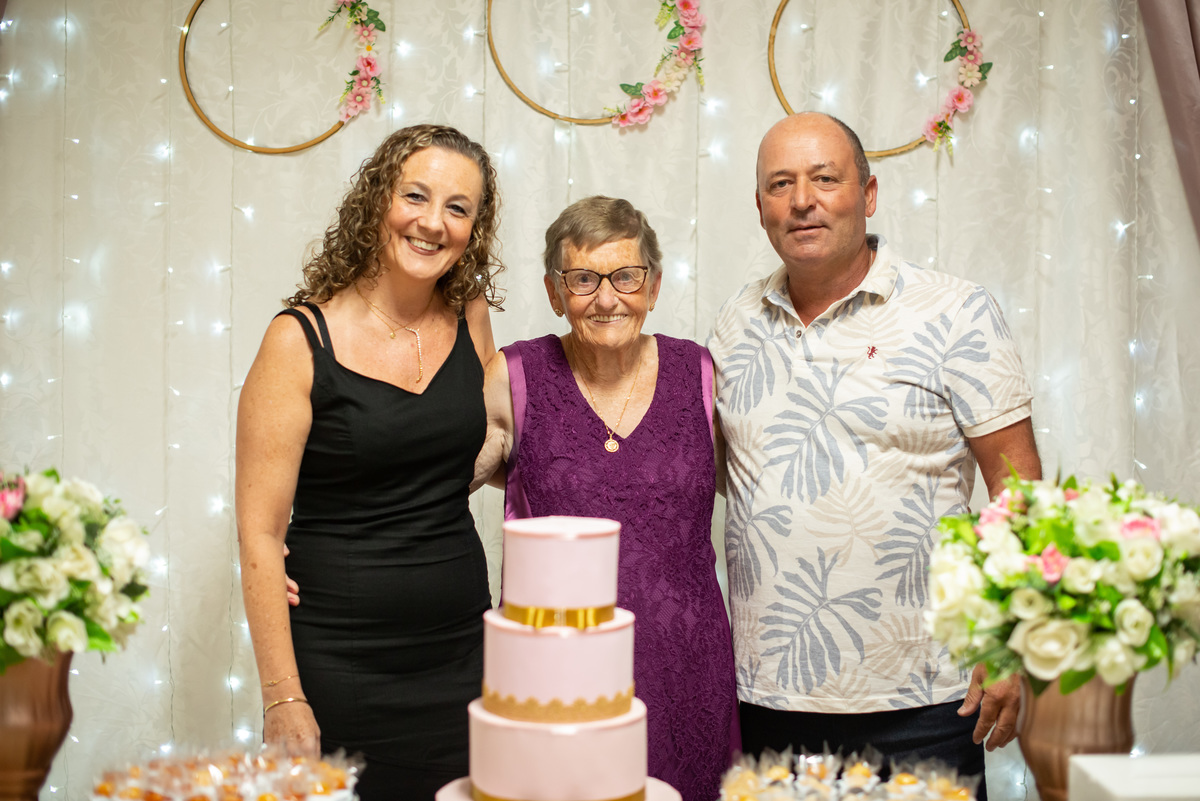 idosa no aniversário de 80 anos, filha e genro