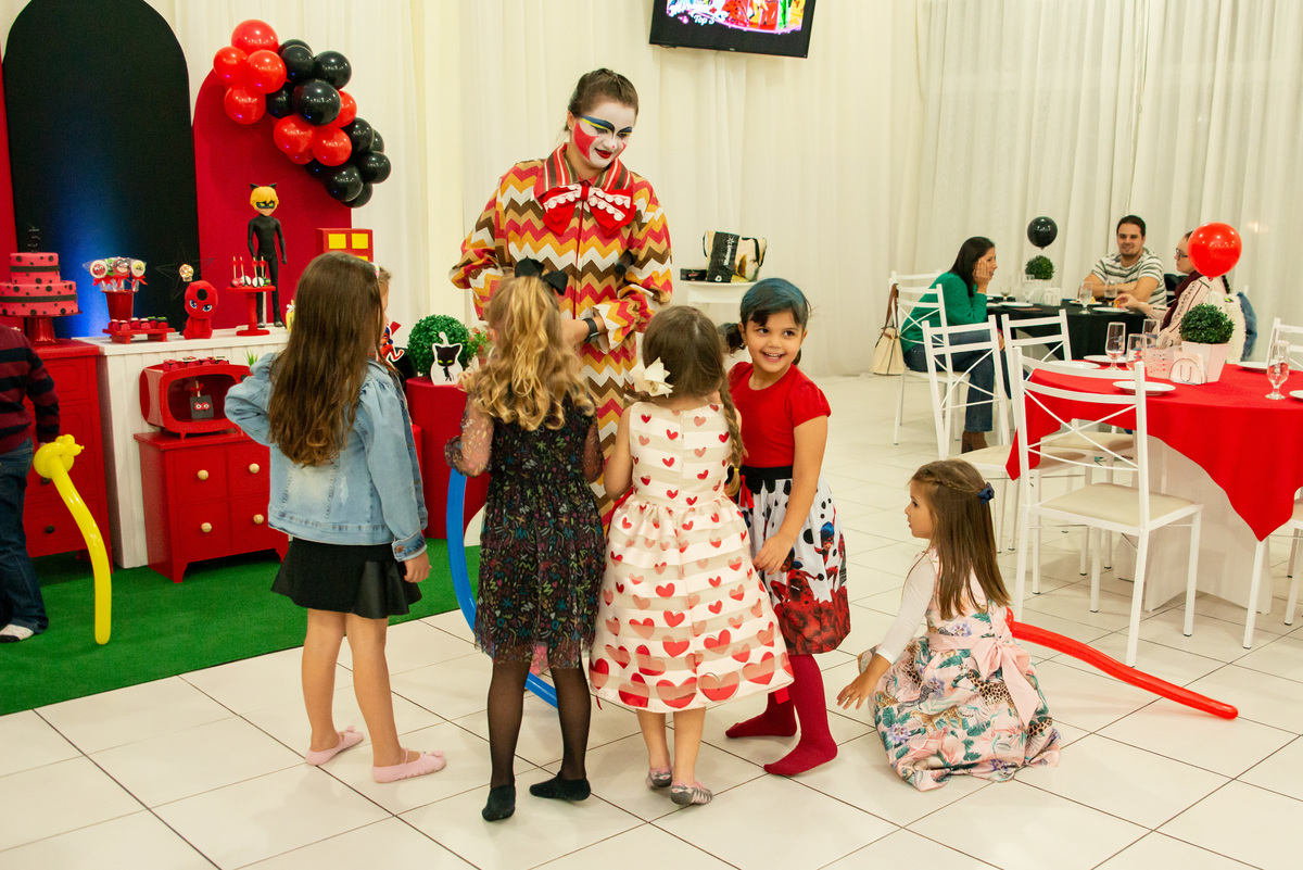 crianças brincando com palhaça pimpinha em festa infantil