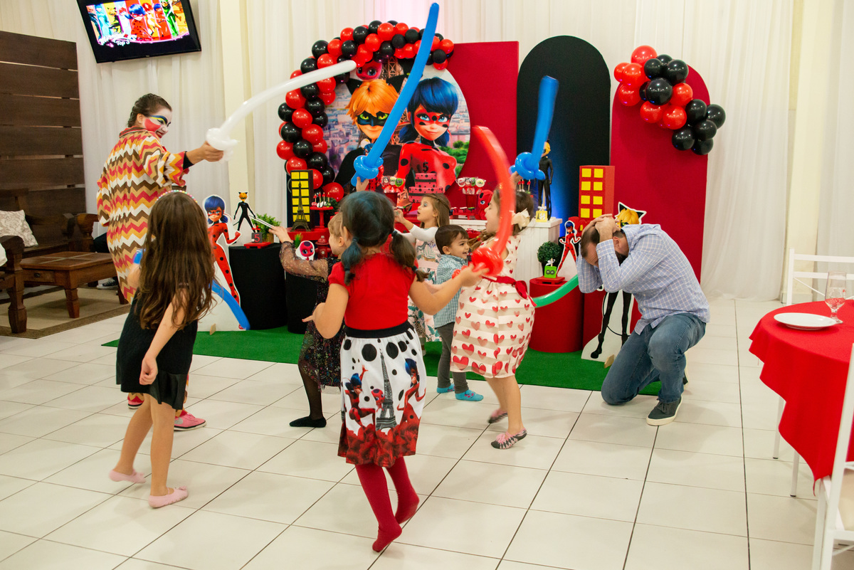 crianças brincando  com palhaça pimpinha em casa de festa infantil - artfestas - monetenegro rs