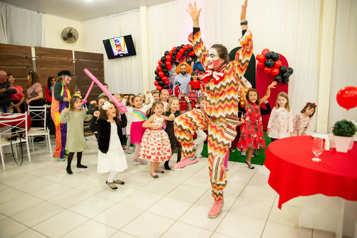 Hora do parabéns com palhaça pimpinha no espaço artfestas em montenegro - rs casa de festa infantil