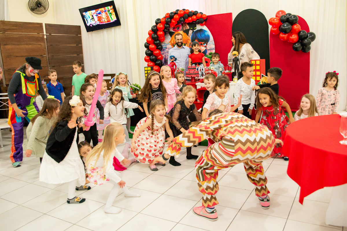 Hora do parabéns com palhaça pimpinha no espaço artfestas em montenegro - rs casa de festa infantil