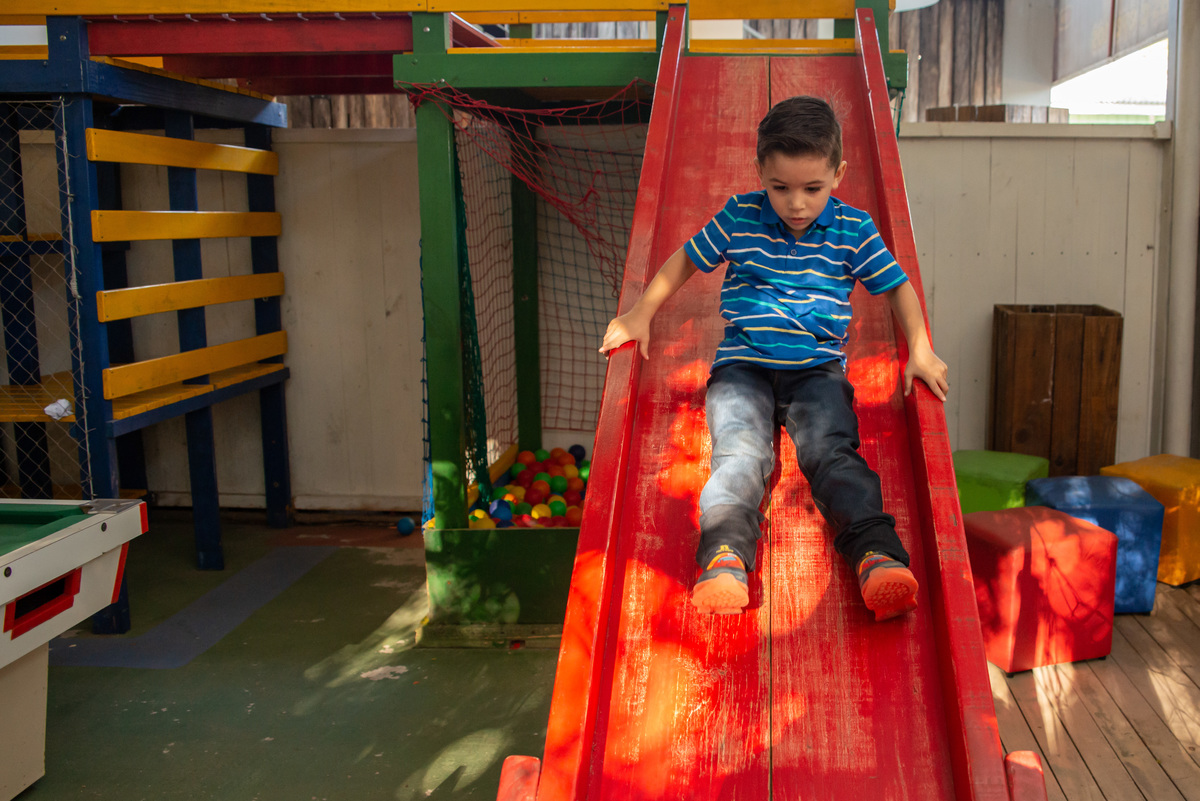 criança no escorregador