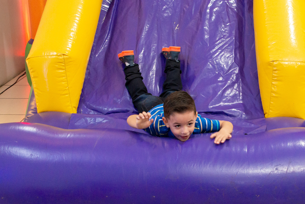 criança no brinquedo inflável