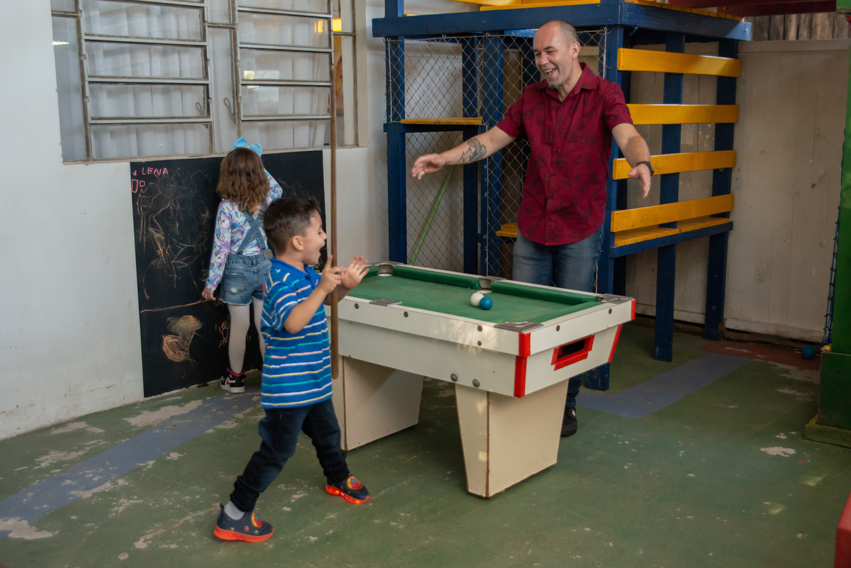 pai e filho em mesa de sinuca infantil