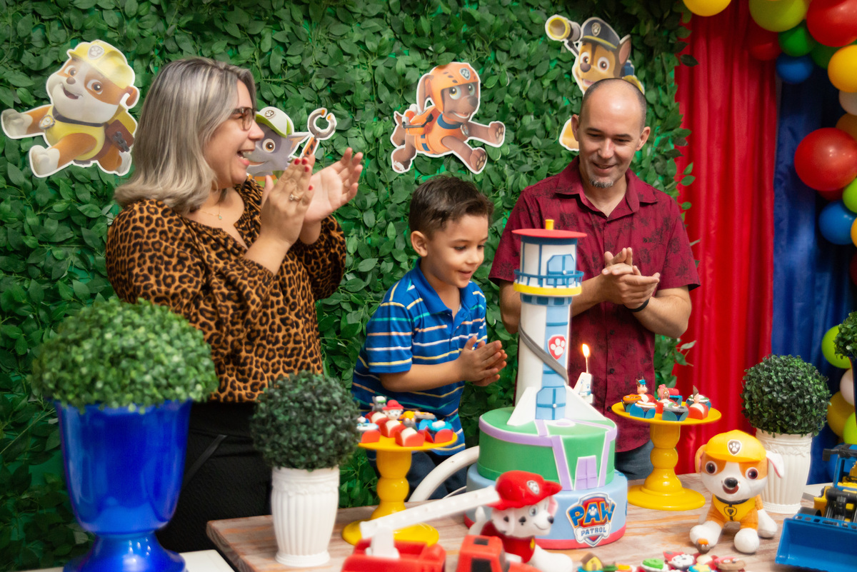 Hora do parabéns na festa infantil com decoração da patrulha canina