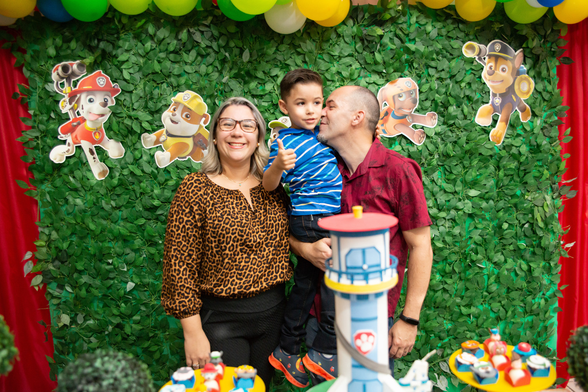 foto espontânea com os pais na decoração de festa infantil da patrulha canina