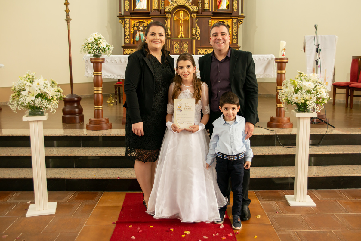 foto de família no altar da igreja no primeira comunhão