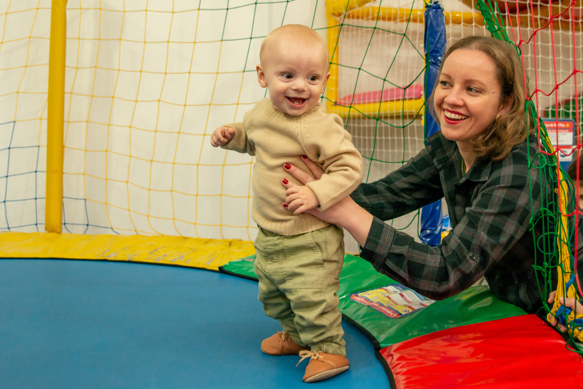 menino de um ano em cama elástica em festa aniversário infantil