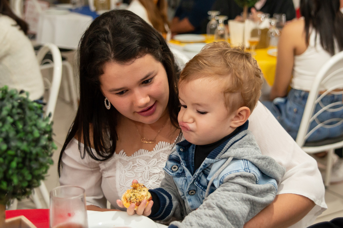 criança com cara de que não gostou do que comeu em festa infantil