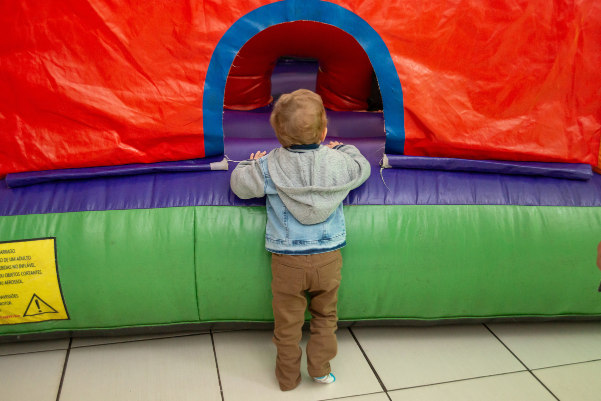 menino em brinquedo inflável em festa infantil