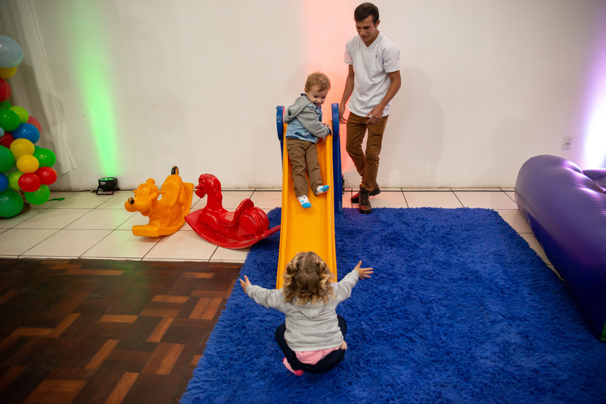 crianças em escorregador em festa infantil