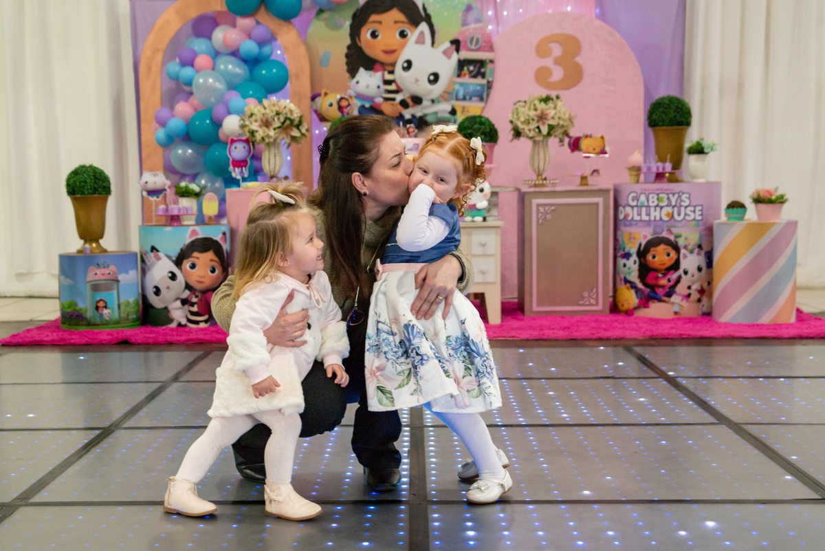 menina ruiva de 3 anos em sua festa de aniversário infantil com tia e amiga, decoração da casa de bonecas da Gabby