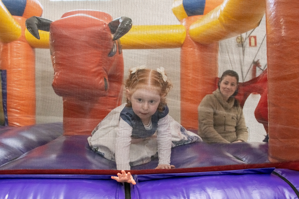 menina ruiva de 3 anos em sua festa de aniversário infantil em brinquedo inflável