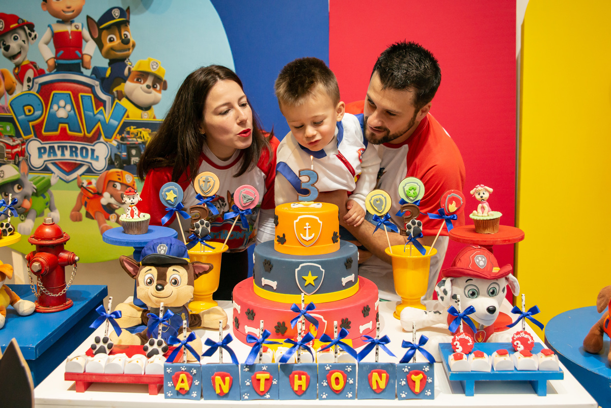 menino, pai e mãe na hora de soprar a velinha em festa infantil, decoração da patrulha canina