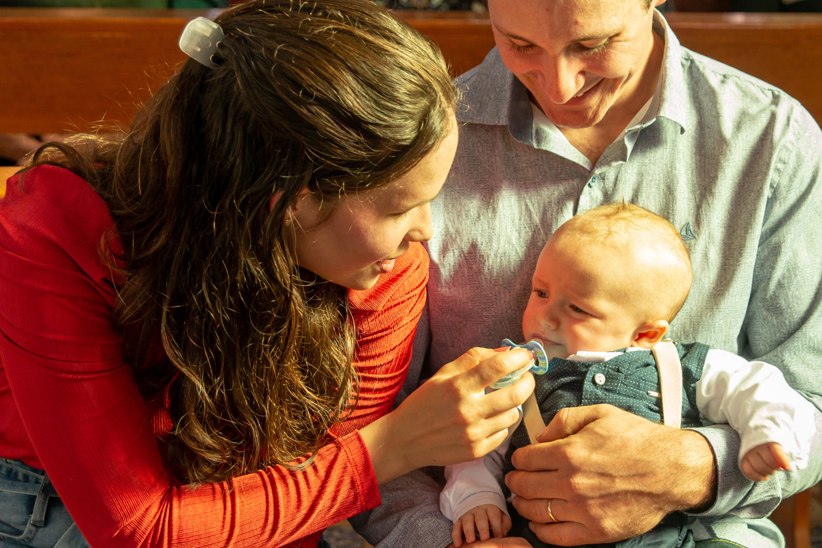 pais com bebê em batizado na IECLB