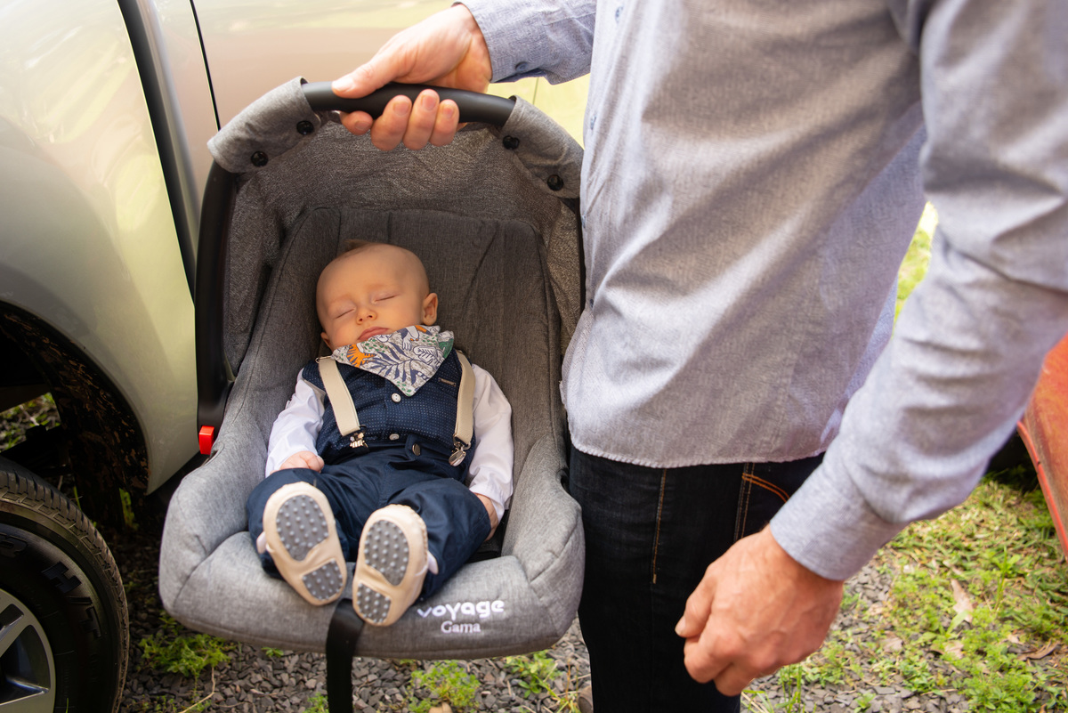 Bebê dormindo em seu batizado no bebê conforto