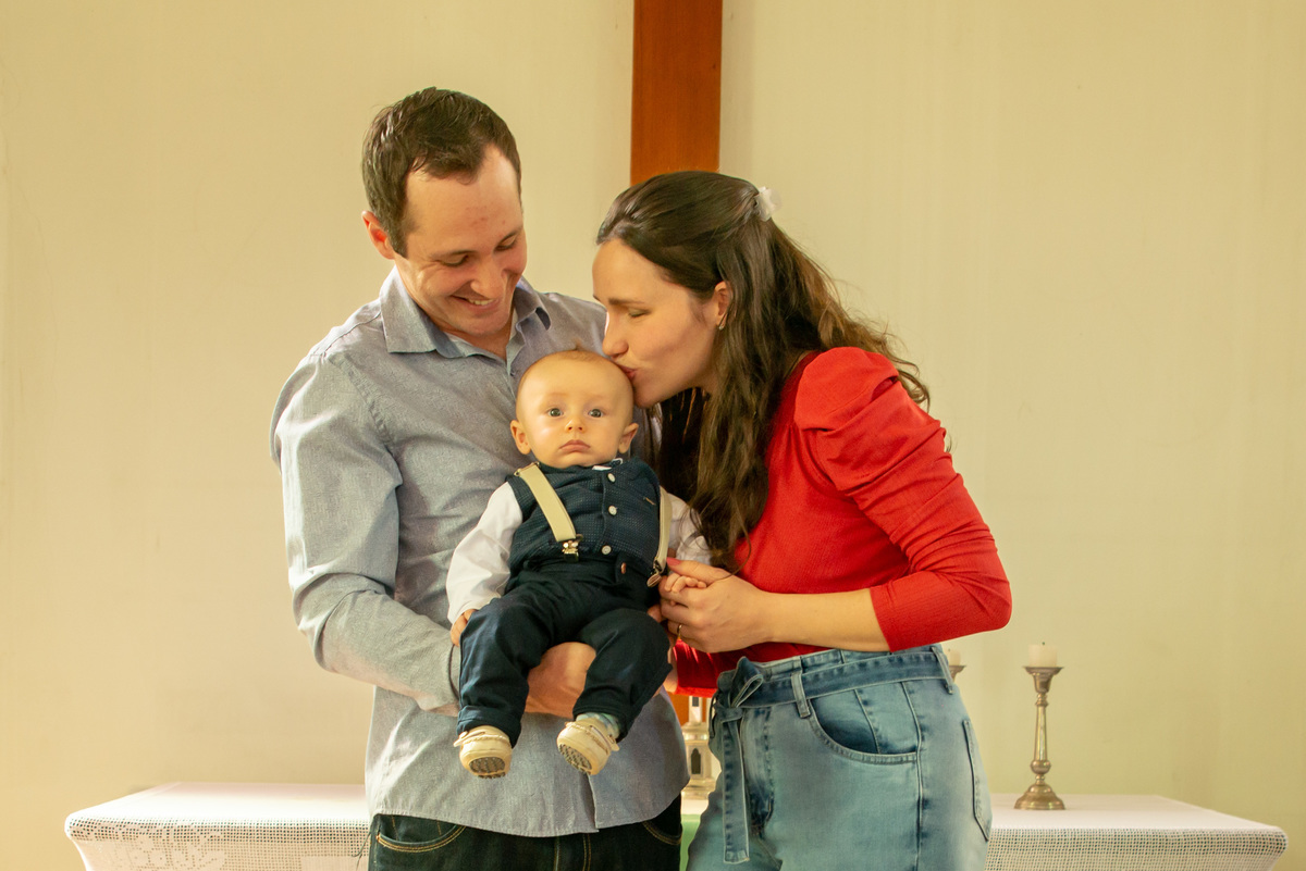 Bebê em seu batizado com os pais no altar da igreja - IECLB