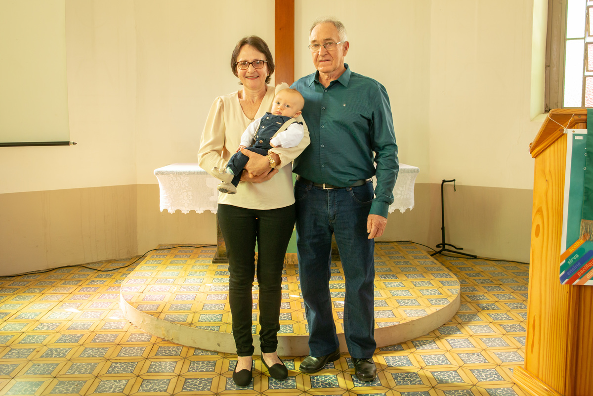 Bebê em seu batizado com os avós no altar da igreja - IECLB