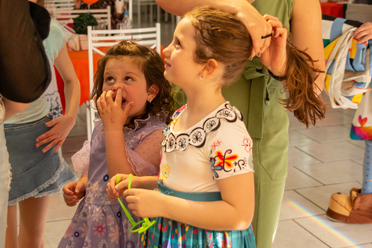 arrumando os cabelos em festa de aniversário infantil