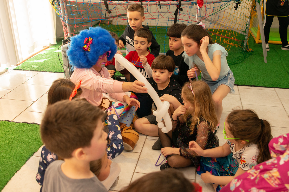 brincando com balões e palhacinha em festa de aniversário infantil