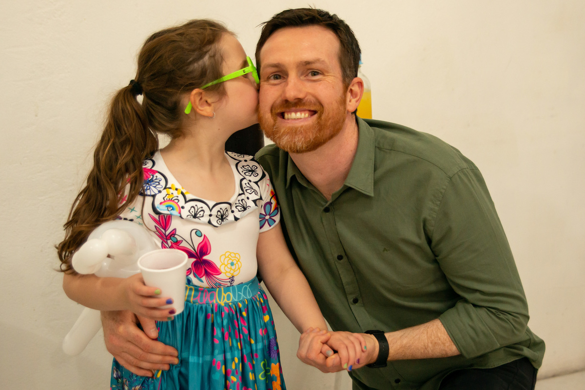 beijinho no pai - menina vestida de maribel - encanto em festa de aniversário infantil