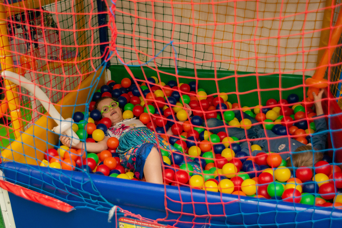 menina de maribel  - encanto brincando em piscina de bolinhas em festa de aniversário infantil