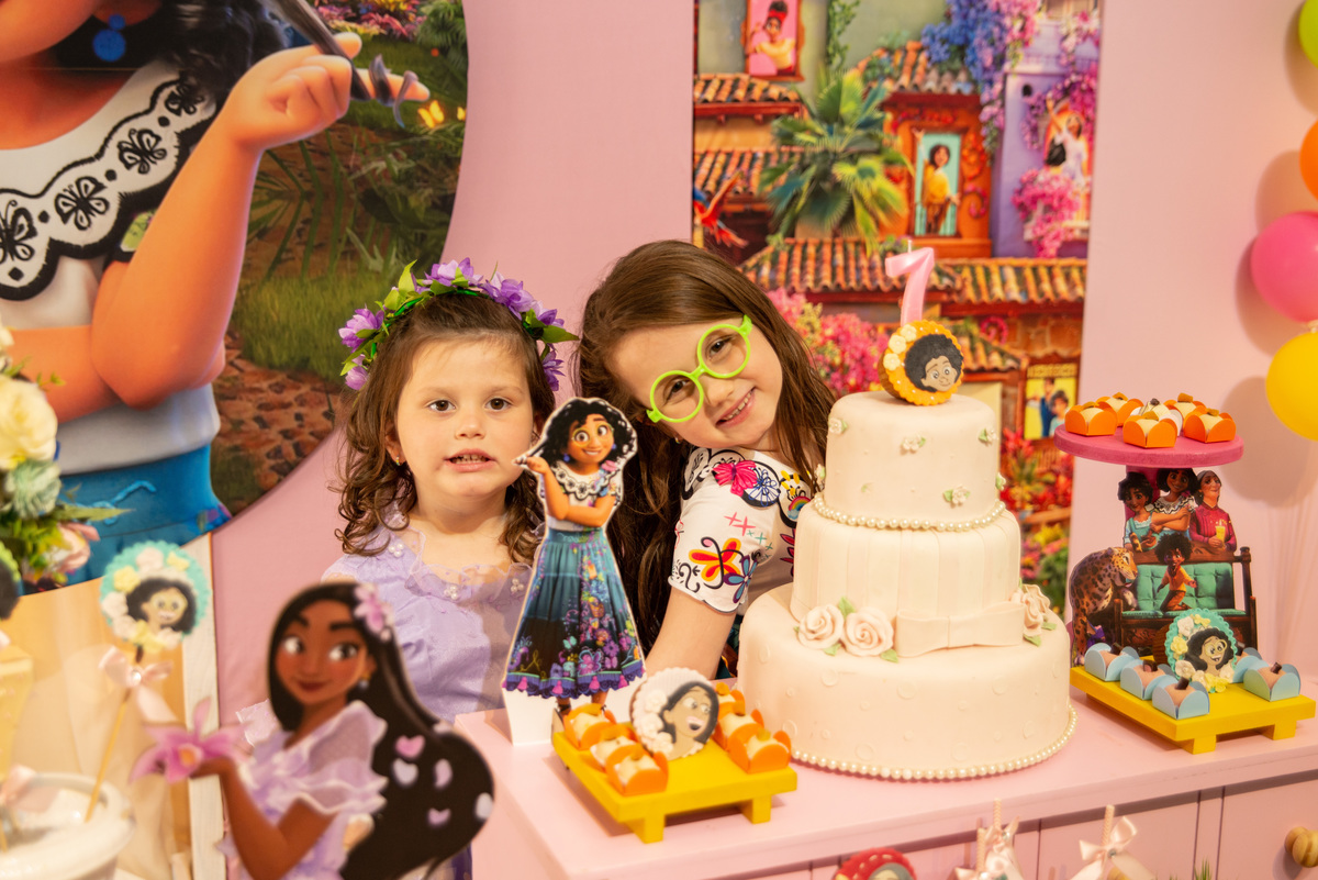 meninas em decoração de festa infantil encanto artfestas kids em montenegro rs