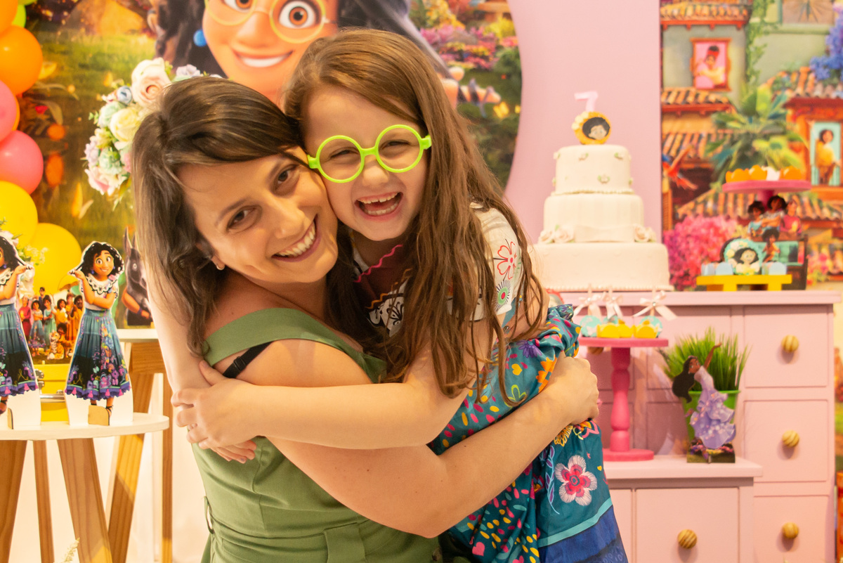mãe e filha se abraçando em festa de aniversário infantil artfestas kids em montenegro rs