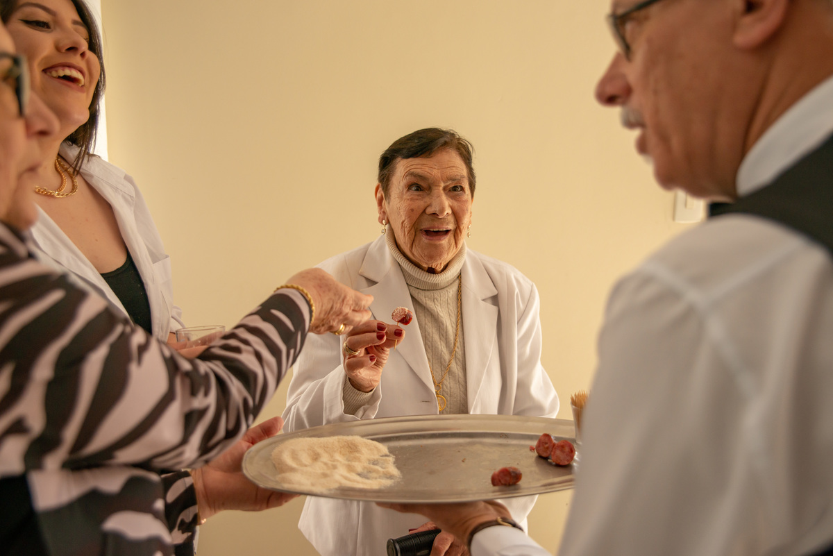 foto espontânea de idosa em sua festa de aniversário de 90 anos
