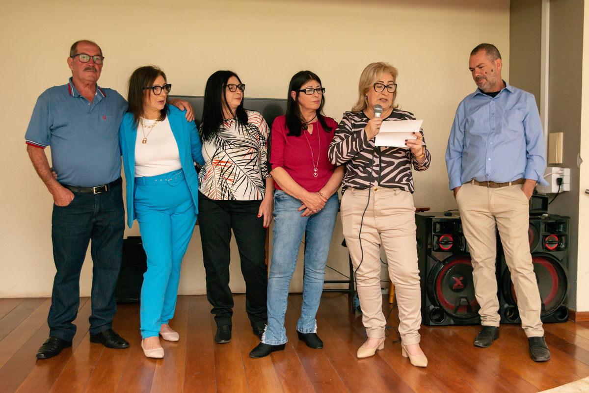 filhos fazendo homenagem à idosa em sua festa de aniversário de 90 anos