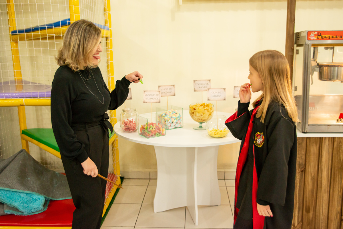 mãe e filha em festa de aniversário infantil