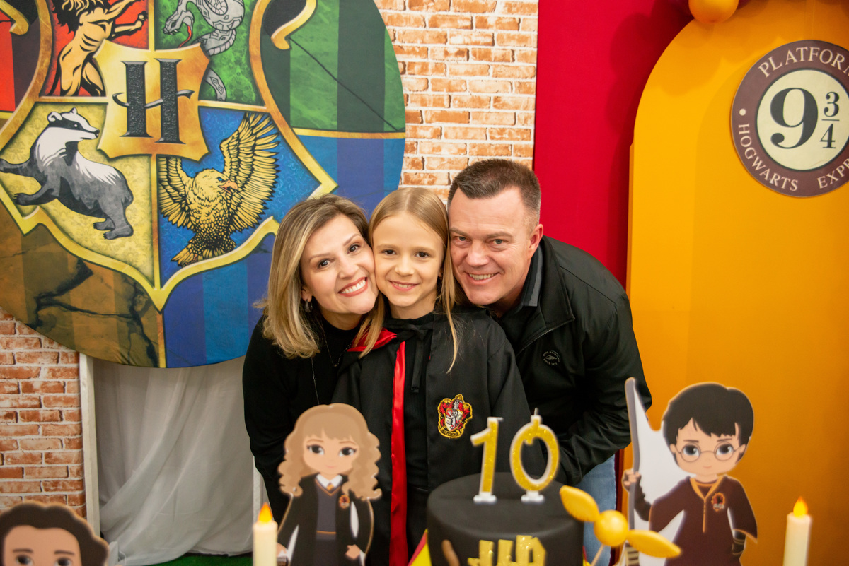 foto na mesa decorada do Harry Potter em festa de aniversário 