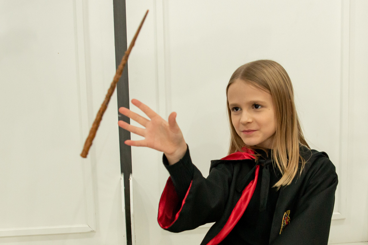 menina fazendo mágica em festa de aniversário infantil decoração do Harry Potter