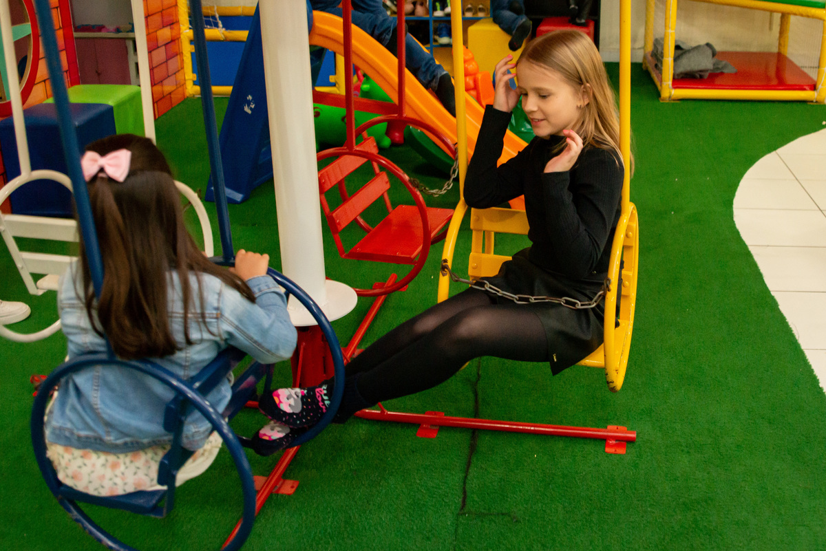 meninas brincando em balanço em festa de aniversário infantil