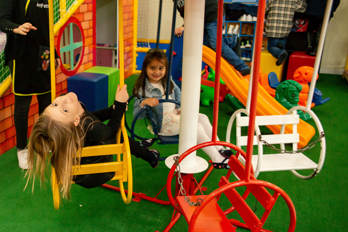 meninas brincando em balanço em festa de aniversário infantil