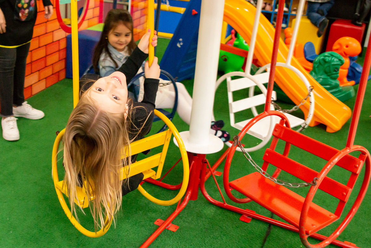 meninas brincando em balanço em festa de aniversário infantil