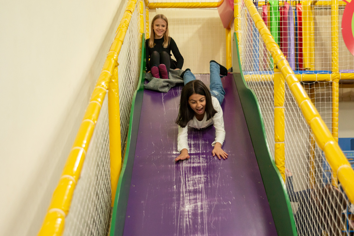 meninas descendo escorregador em festa de aniversário infantil