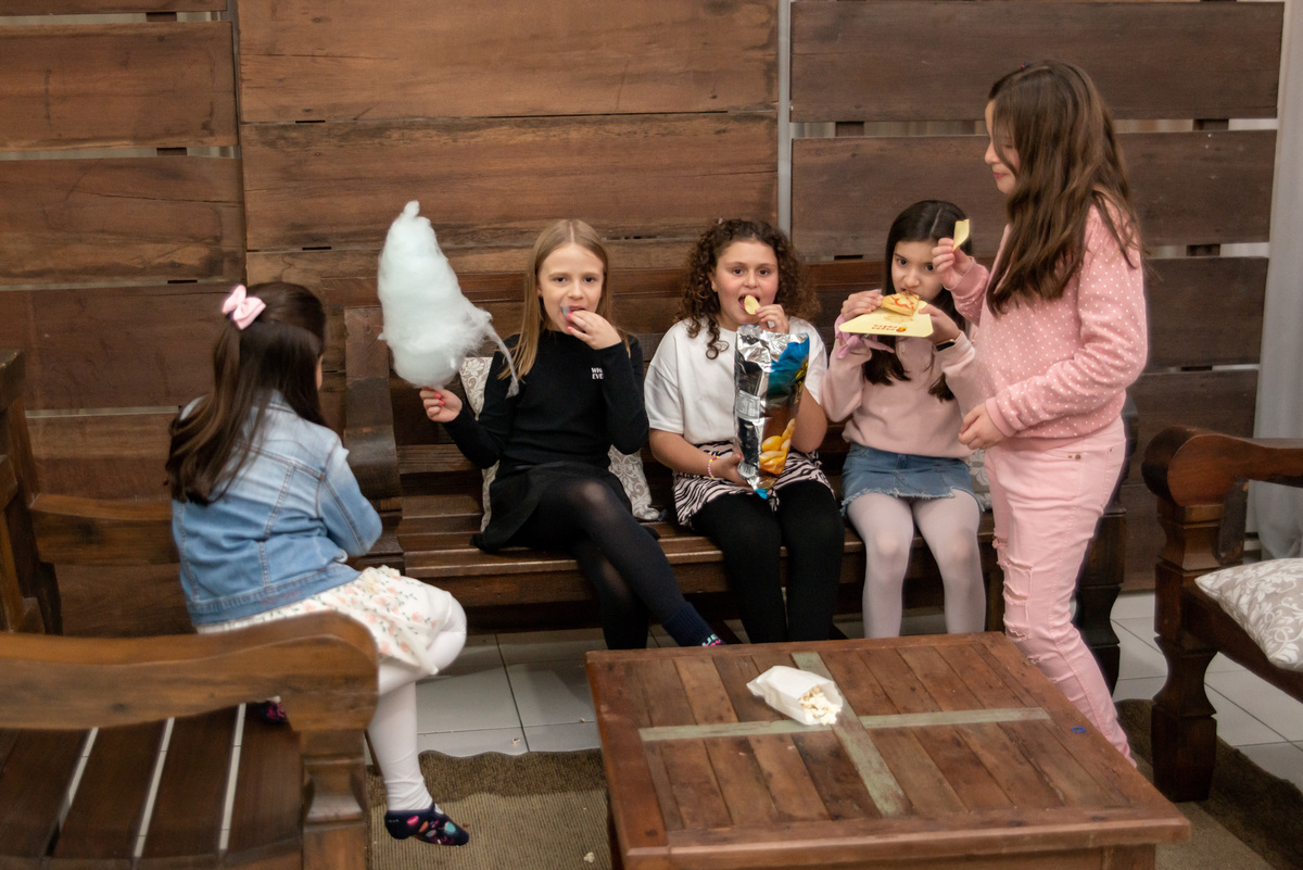 meninas comendo algodão doce em festa de aniversário infantil
