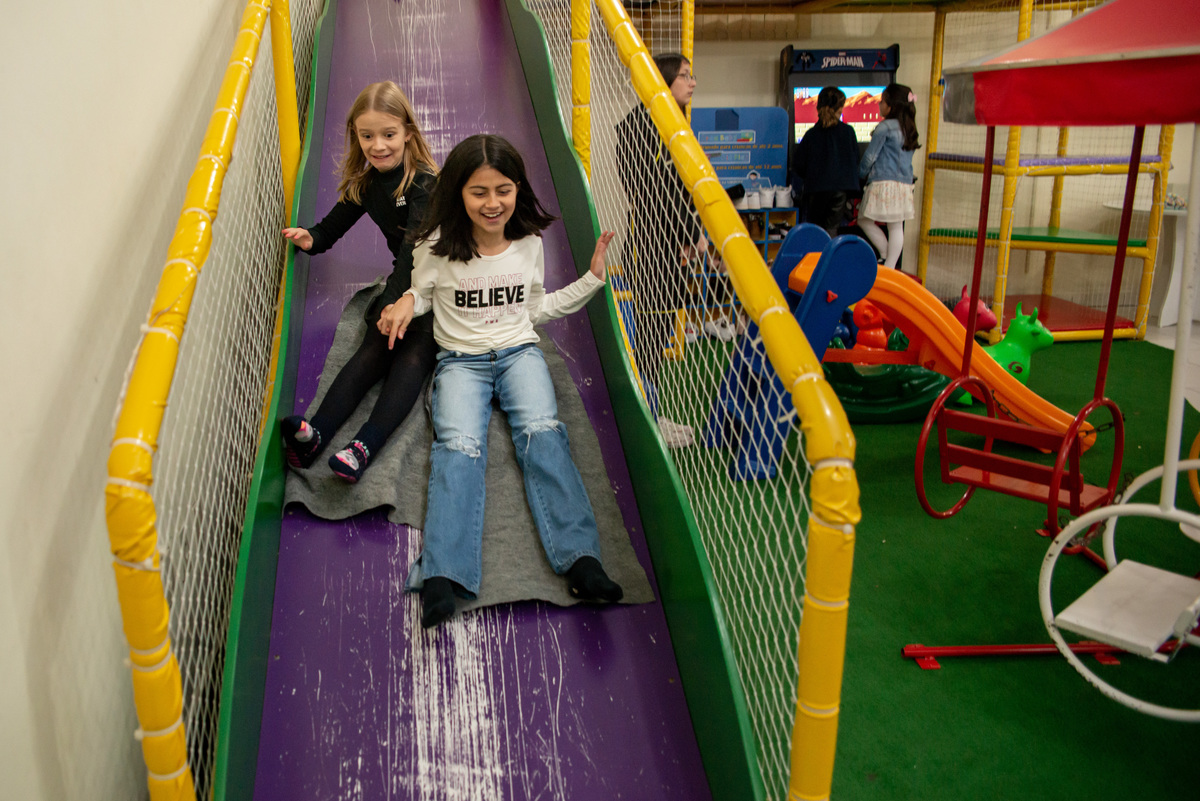 meninas descendo escorregador em festa de aniversário infantil