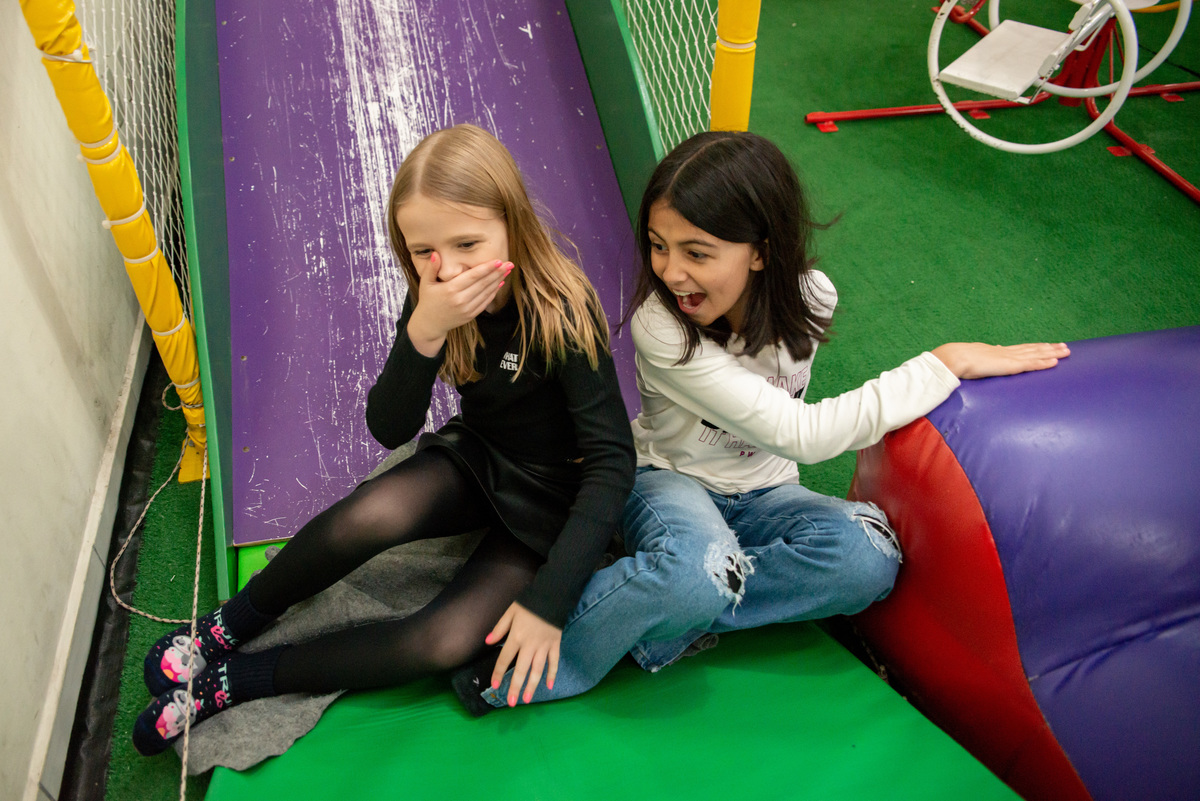 meninas no final do escorregador em festa de aniversário infantil
