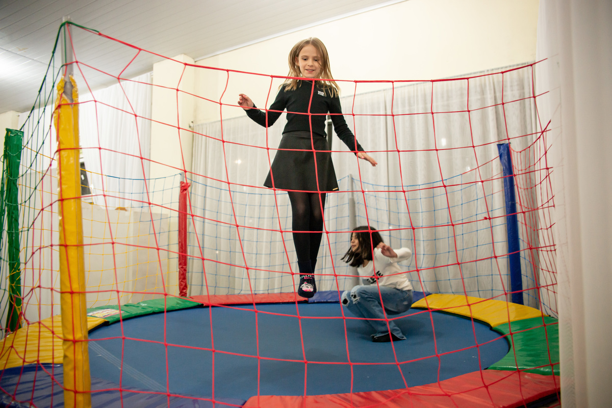meninas na cama elástica em festa de aniversário infantil