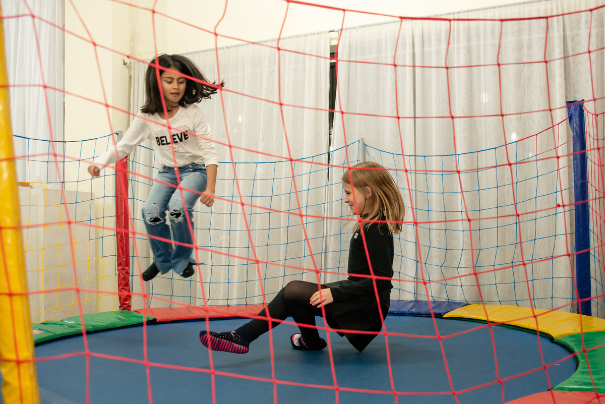 meninas na cama elástica em festa de aniversário infantil