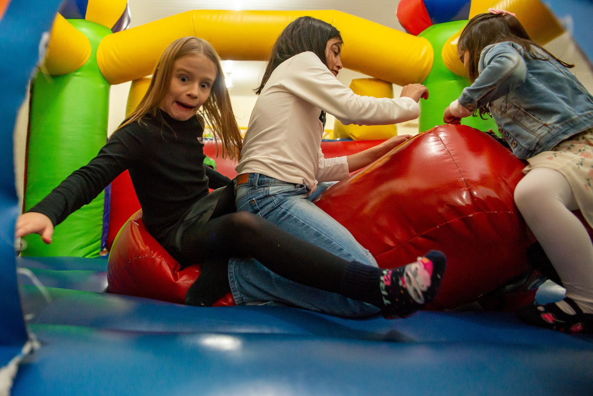 meninas brincando em brinquedo inflável em festa de aniversário infantil