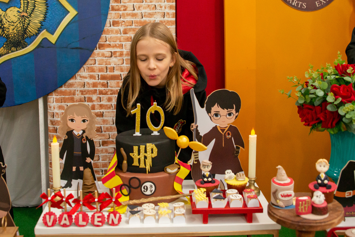 Hora de assoprar as velas em festa de aniversário infantil do Harry 