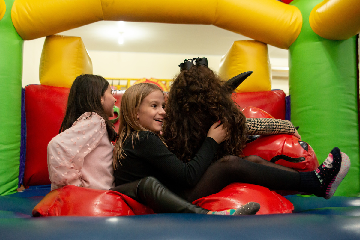meninas brincando em brinquedo inflável em festa de aniversário 