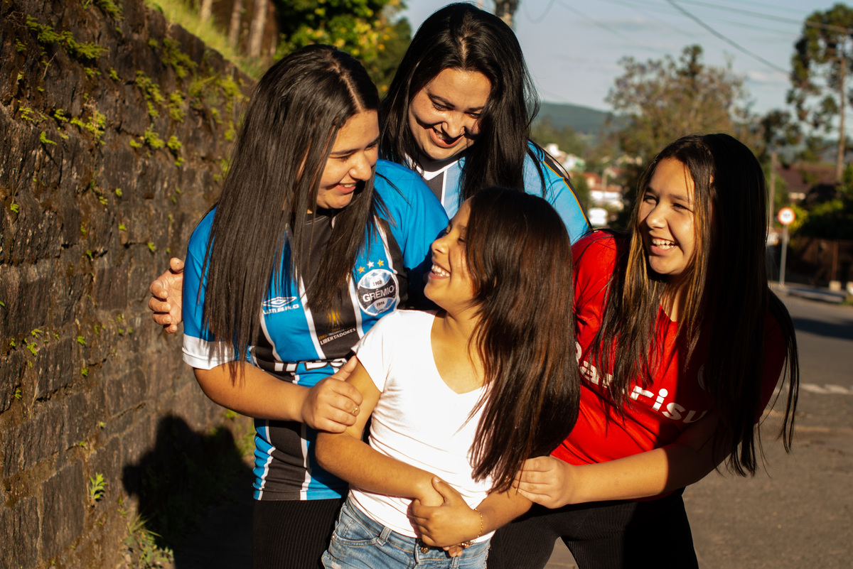 Foto espontânea de família, meninas gremistas e coloradas