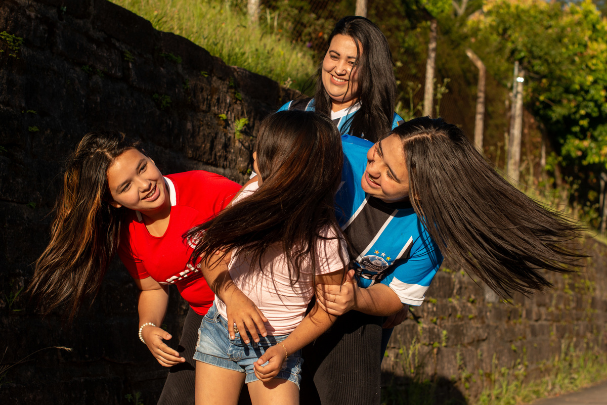 Foto espontânea de família, meninas gremistas e coloradas