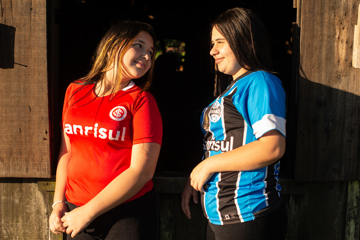 foto espontânea de irmãs gremista e colorada